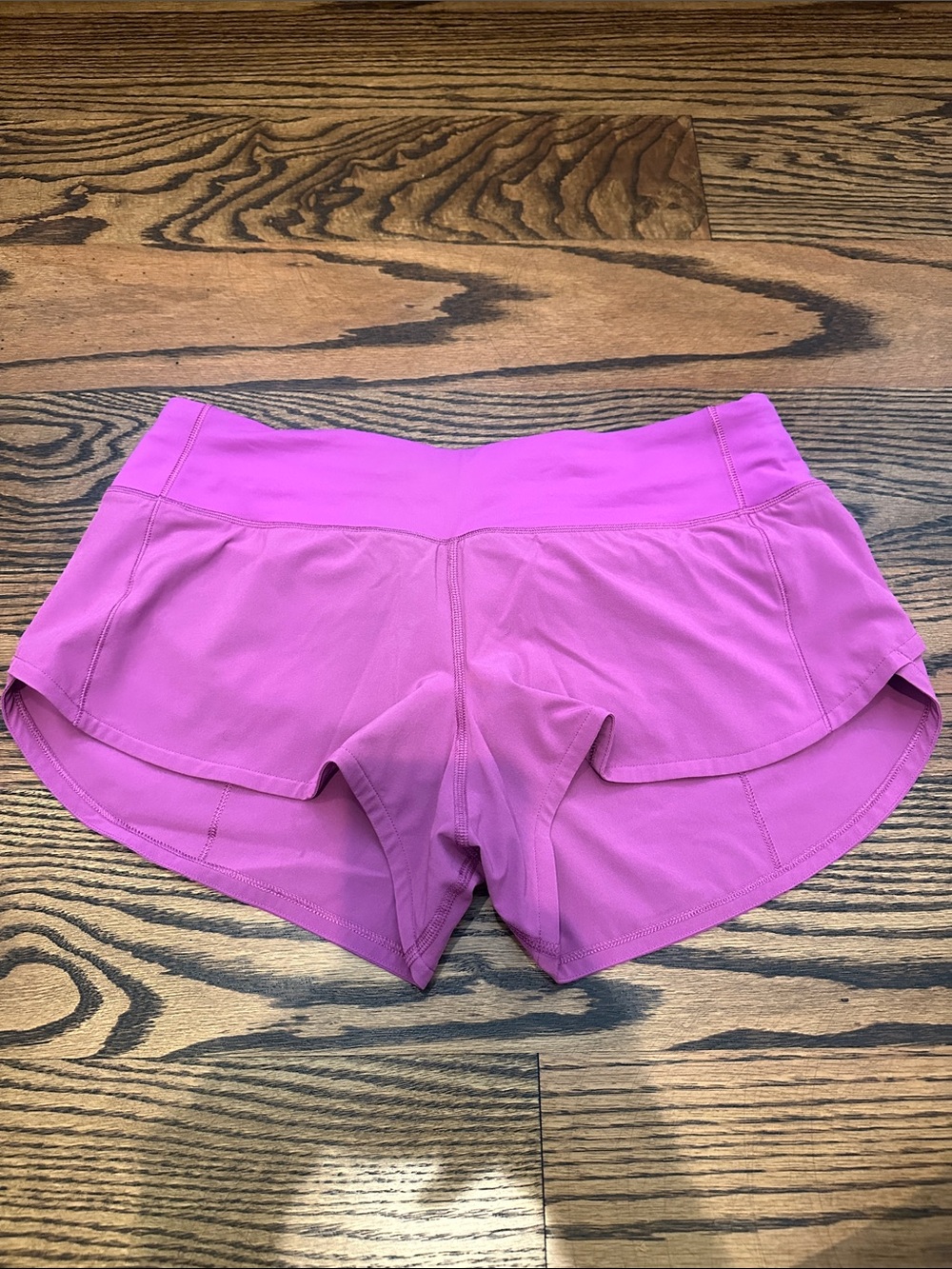 Women’s Sz. 6 Lululemon low rise Speed Up short 2.5” Magenta NWOT